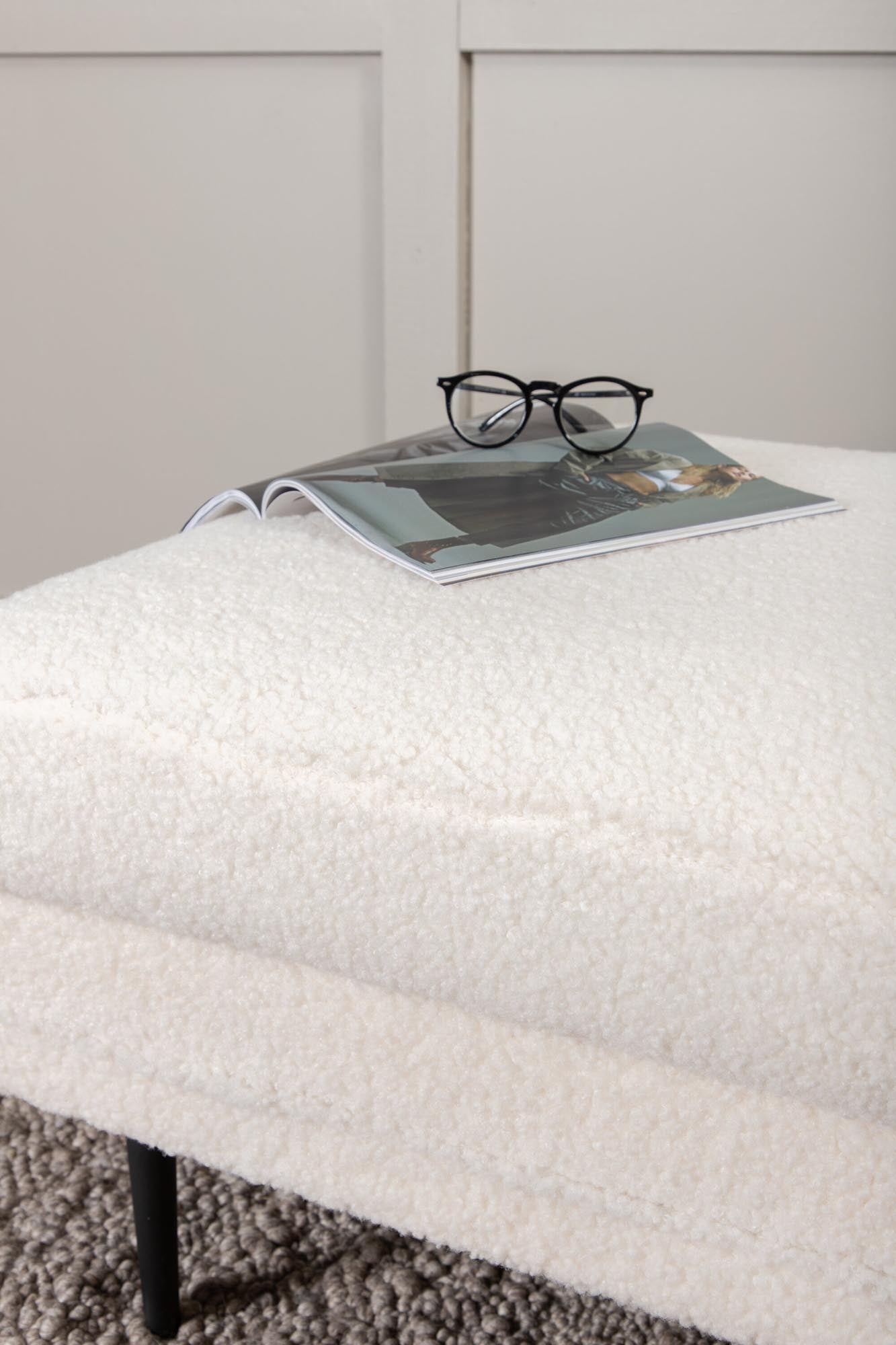 Boom Ottoman / Pouf in Weiss präsentiert im Onlineshop von KAQTU Design AG. Ottoman ist von Venture Home