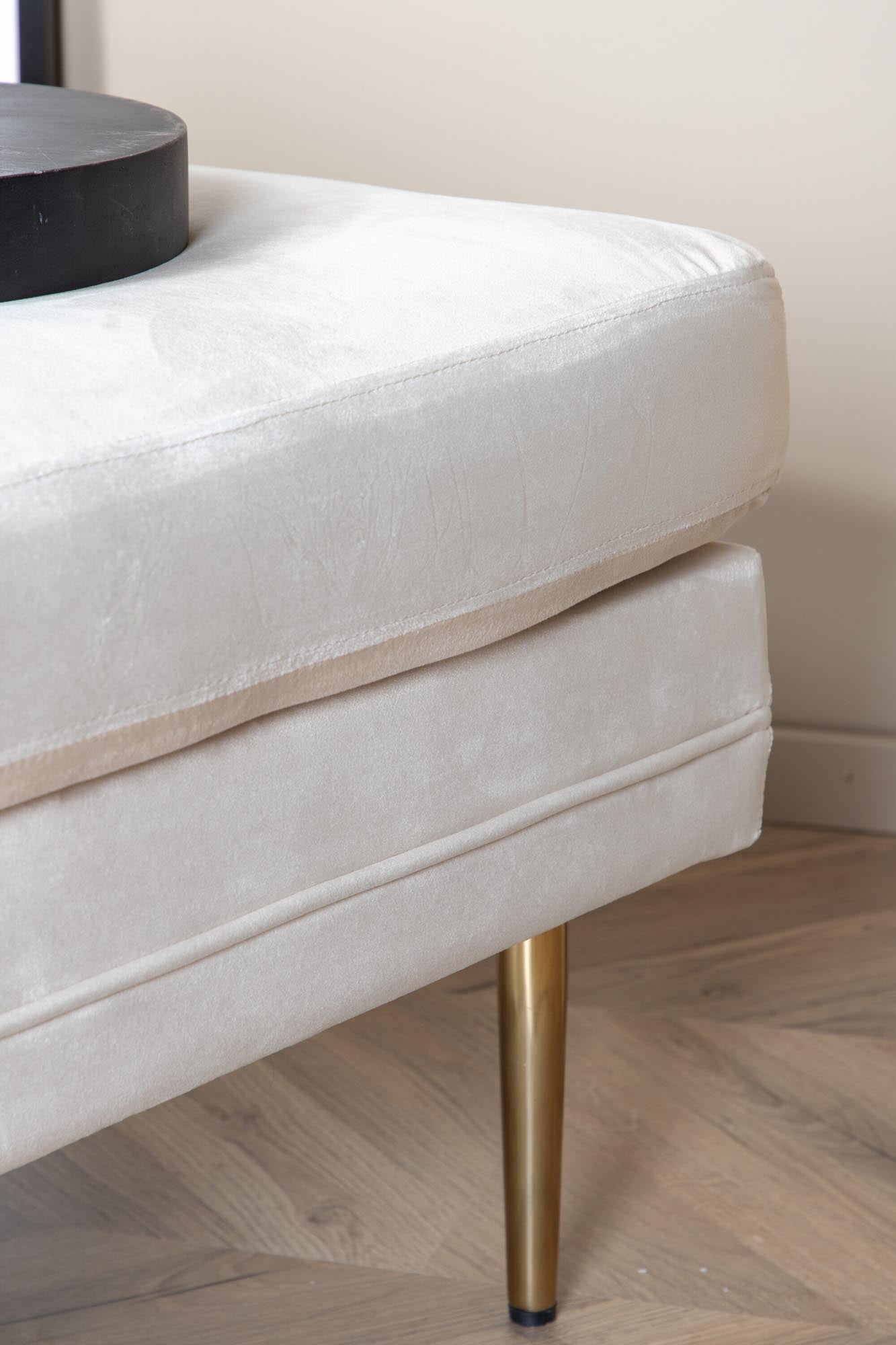 Boom Ottoman / Pouf in Weiss präsentiert im Onlineshop von KAQTU Design AG. Ottoman ist von Venture Home