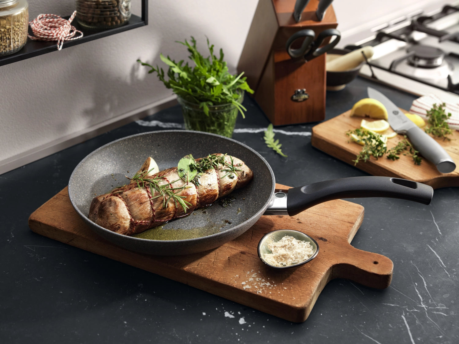 Erleben Sie die Cortina Granitium Schmorpfanne von Ballarini (28 cm) – perfekt für köstliche Familiengerichte, mit langlebiger Antihaftbeschichtung und ergonomischem Design.