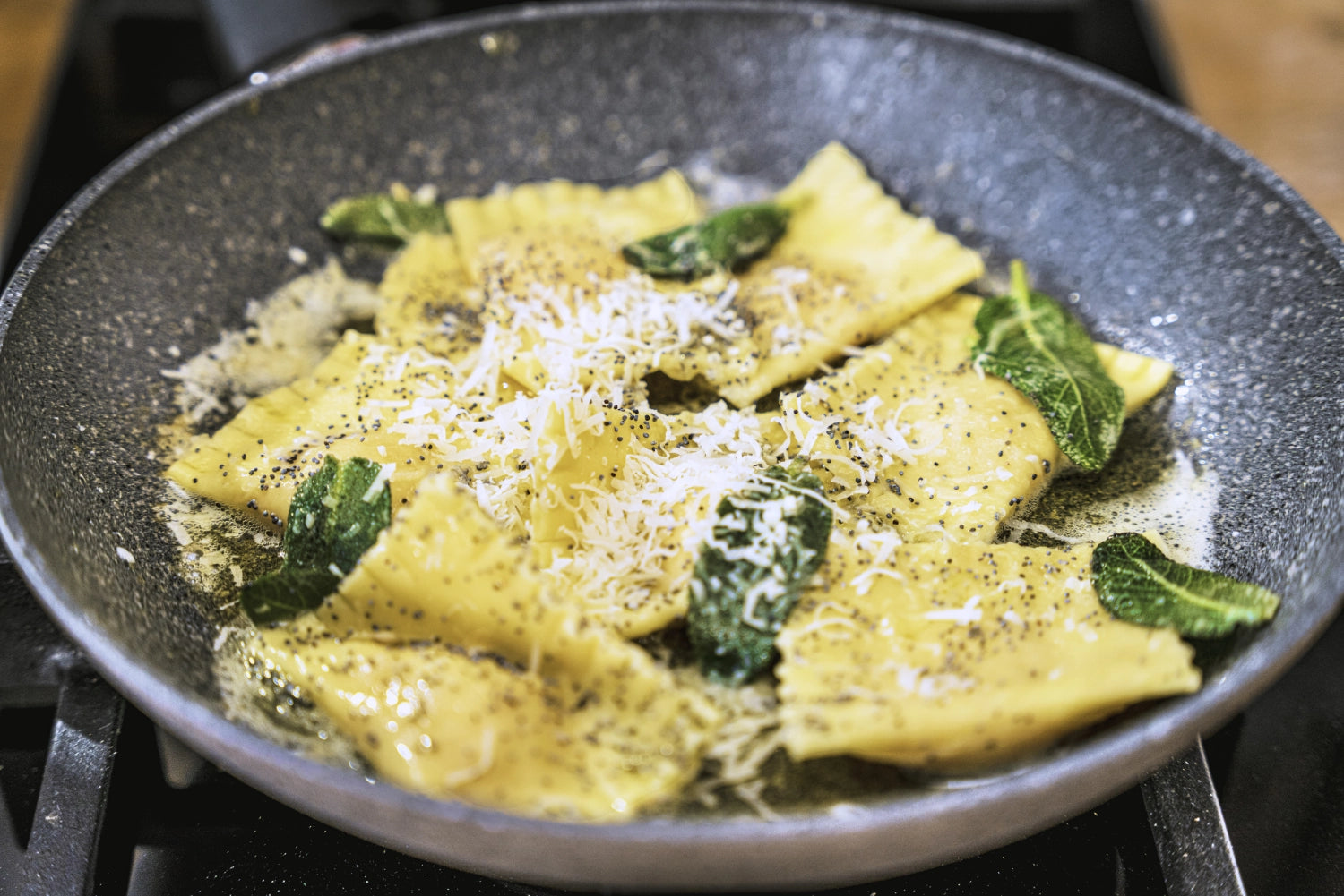 Erleben Sie die Cortina Granitium Schmorpfanne (28 cm) von Ballarini – perfekt für köstliche Speisen, langlebig und für alle Herdarten geeignet.