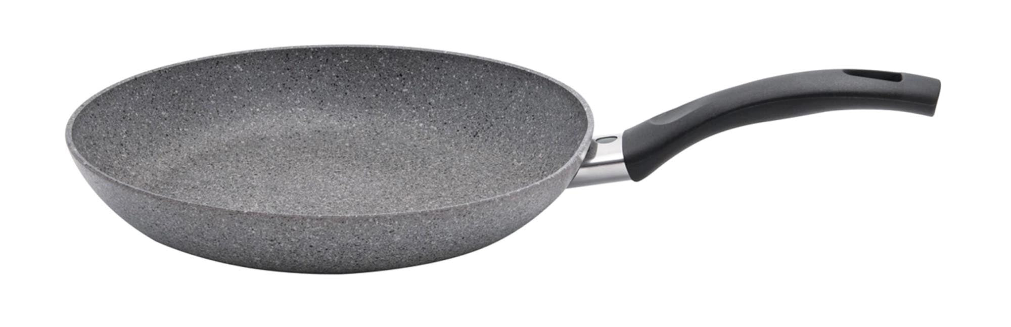 Die Ballarini Cortina Granitium Bratpfanne, 24 cm, bietet kratzfeste Antihaftbeschichtung, gleichmässige Wärmeverteilung und ist ideal für herkömmliche Kochfelder.