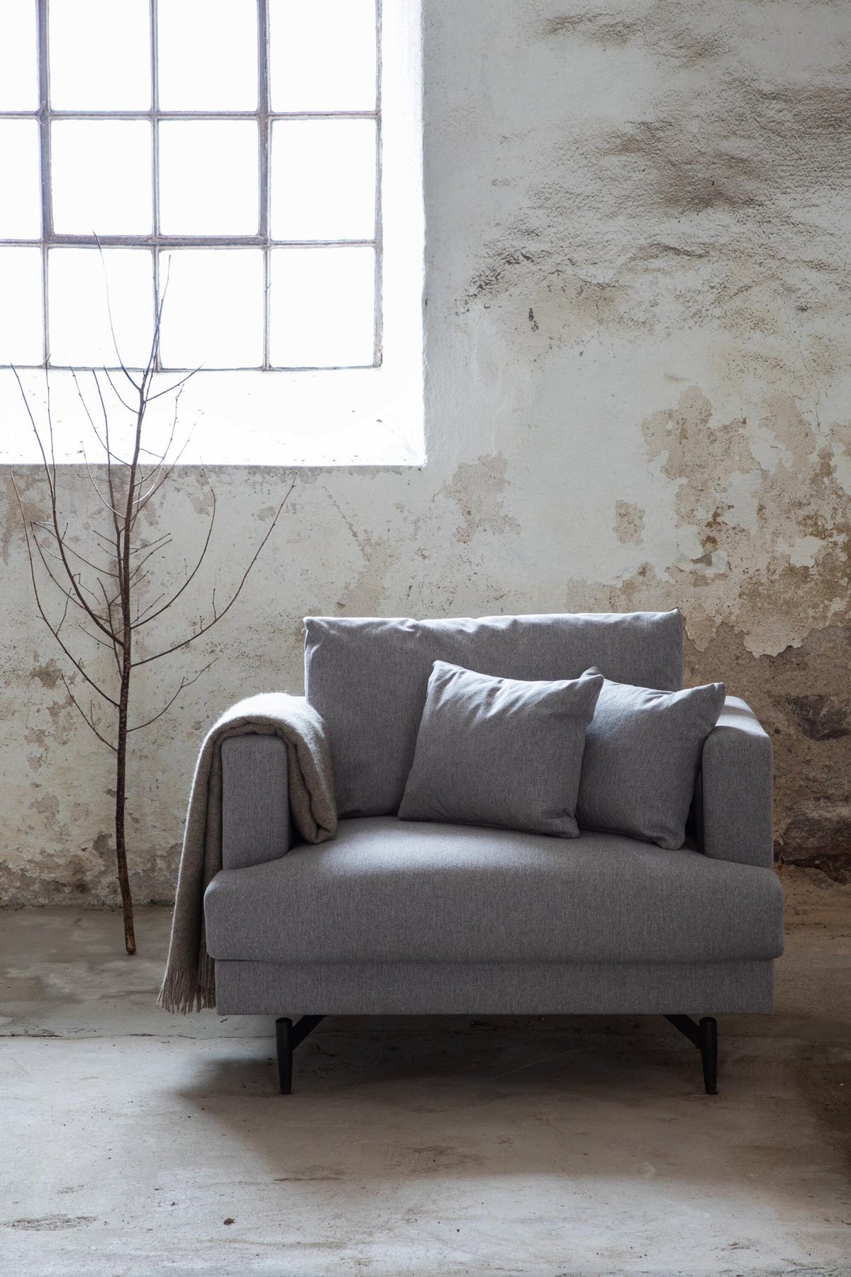 Sofia Sessel in Grau präsentiert im Onlineshop von KAQTU Design AG. Sessel mit Armlehnen ist von Venture Home