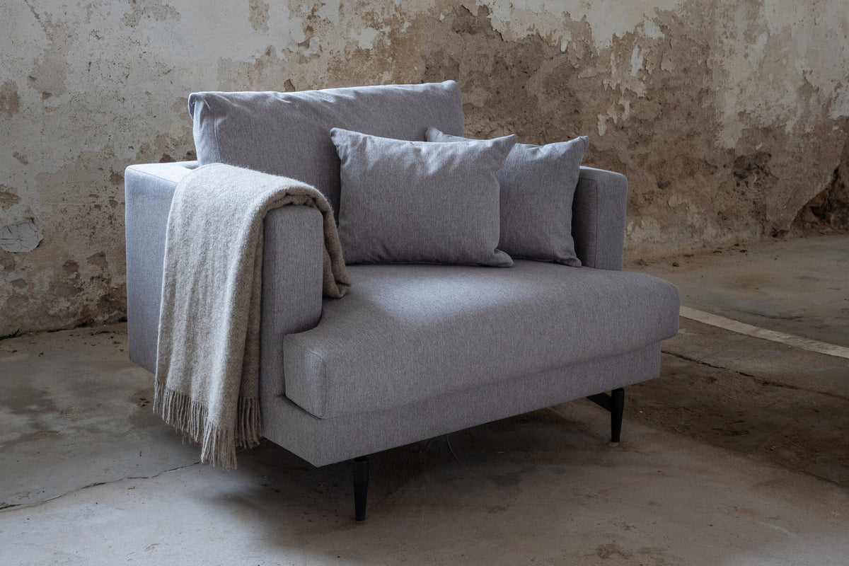 Sofia Sessel in Grau präsentiert im Onlineshop von KAQTU Design AG. Sessel mit Armlehnen ist von Venture Home