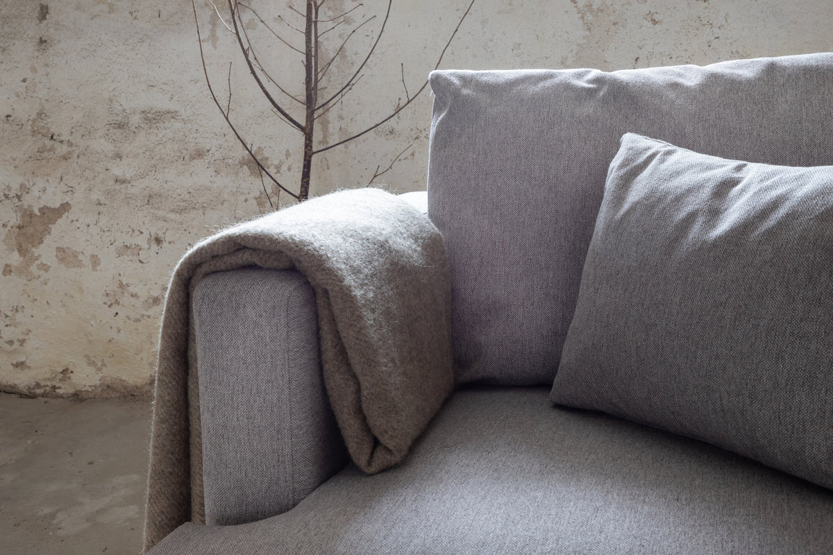 Sofia Sessel in Grau präsentiert im Onlineshop von KAQTU Design AG. Sessel mit Armlehnen ist von Venture Home