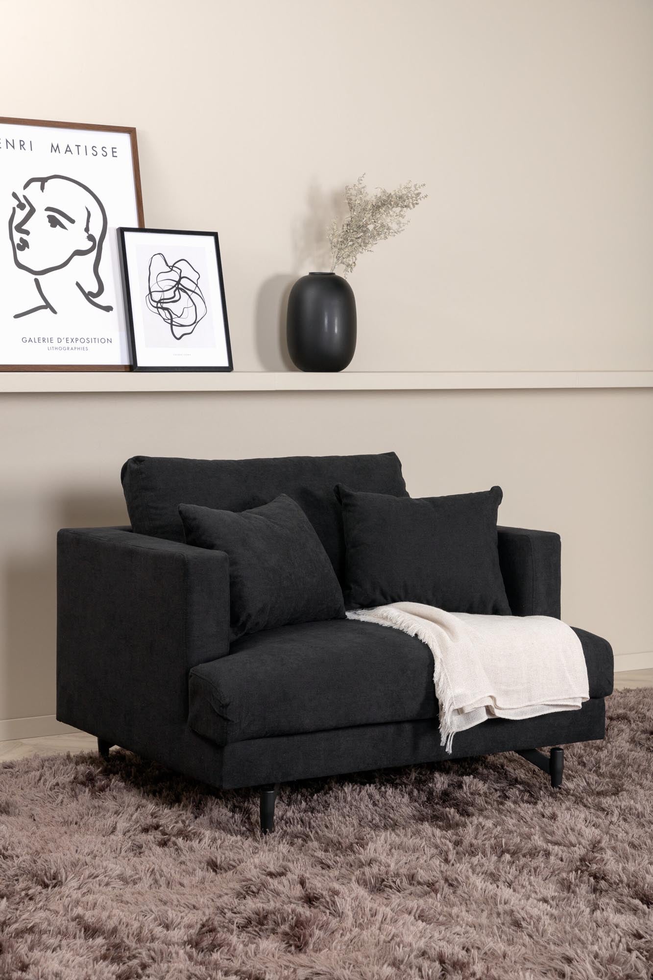 Sofia Sessel von Venture Home: Moderner Stil, komfortable Polsterung und pflegeleichte Materialien für ein einladendes Wohnambiente.