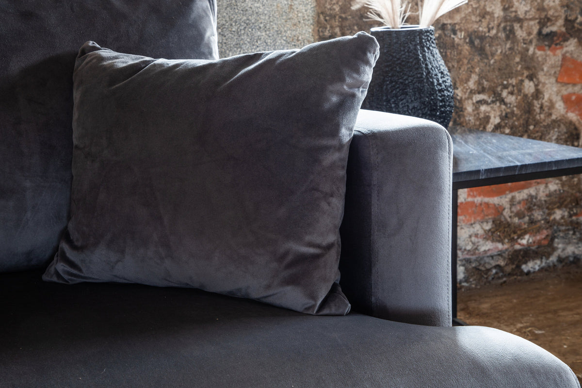 Sofia Sessel in Dunkelgrau präsentiert im Onlineshop von KAQTU Design AG. Sessel mit Armlehnen ist von Venture Home