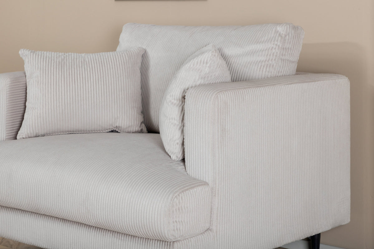 Sofia Sessel in Beige präsentiert im Onlineshop von KAQTU Design AG. Sessel mit Armlehnen ist von Venture Home