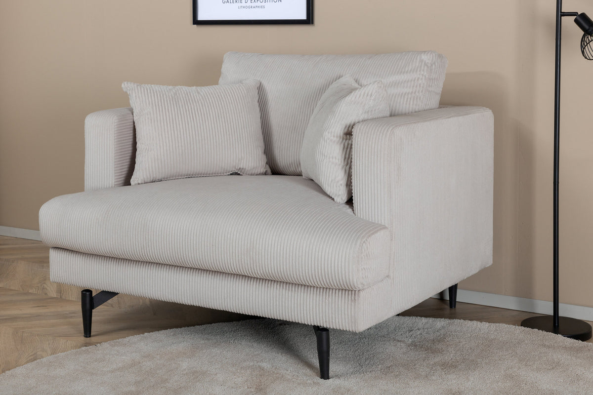Sofia Sessel in Beige präsentiert im Onlineshop von KAQTU Design AG. Sessel mit Armlehnen ist von Venture Home