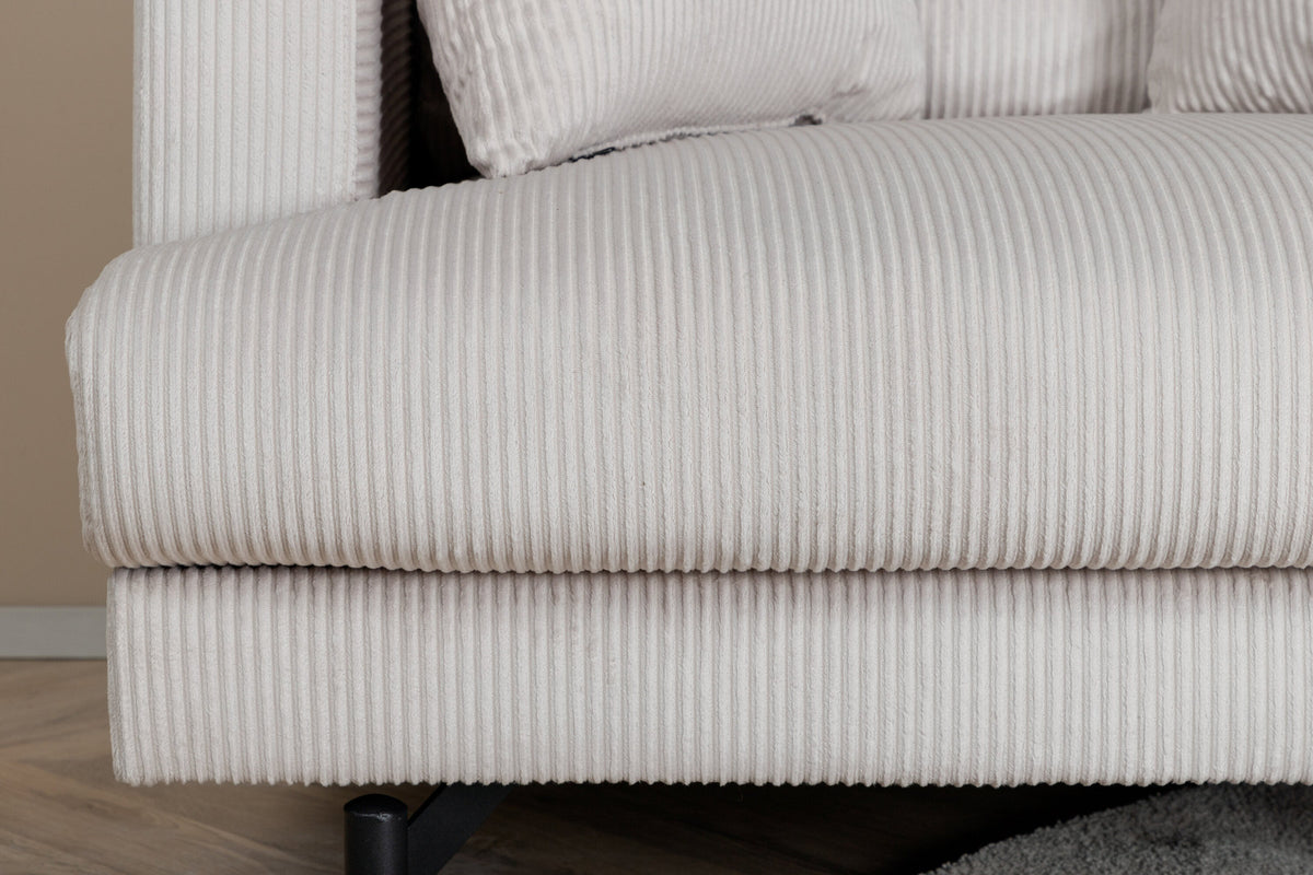 Sofia Sessel in Beige präsentiert im Onlineshop von KAQTU Design AG. Sessel mit Armlehnen ist von Venture Home