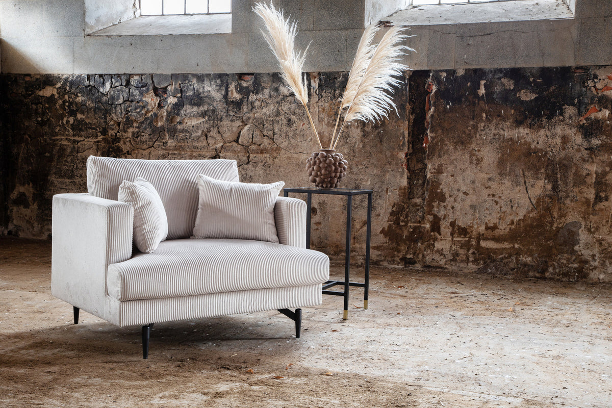 Sofia Sessel in Beige präsentiert im Onlineshop von KAQTU Design AG. Sessel mit Armlehnen ist von Venture Home