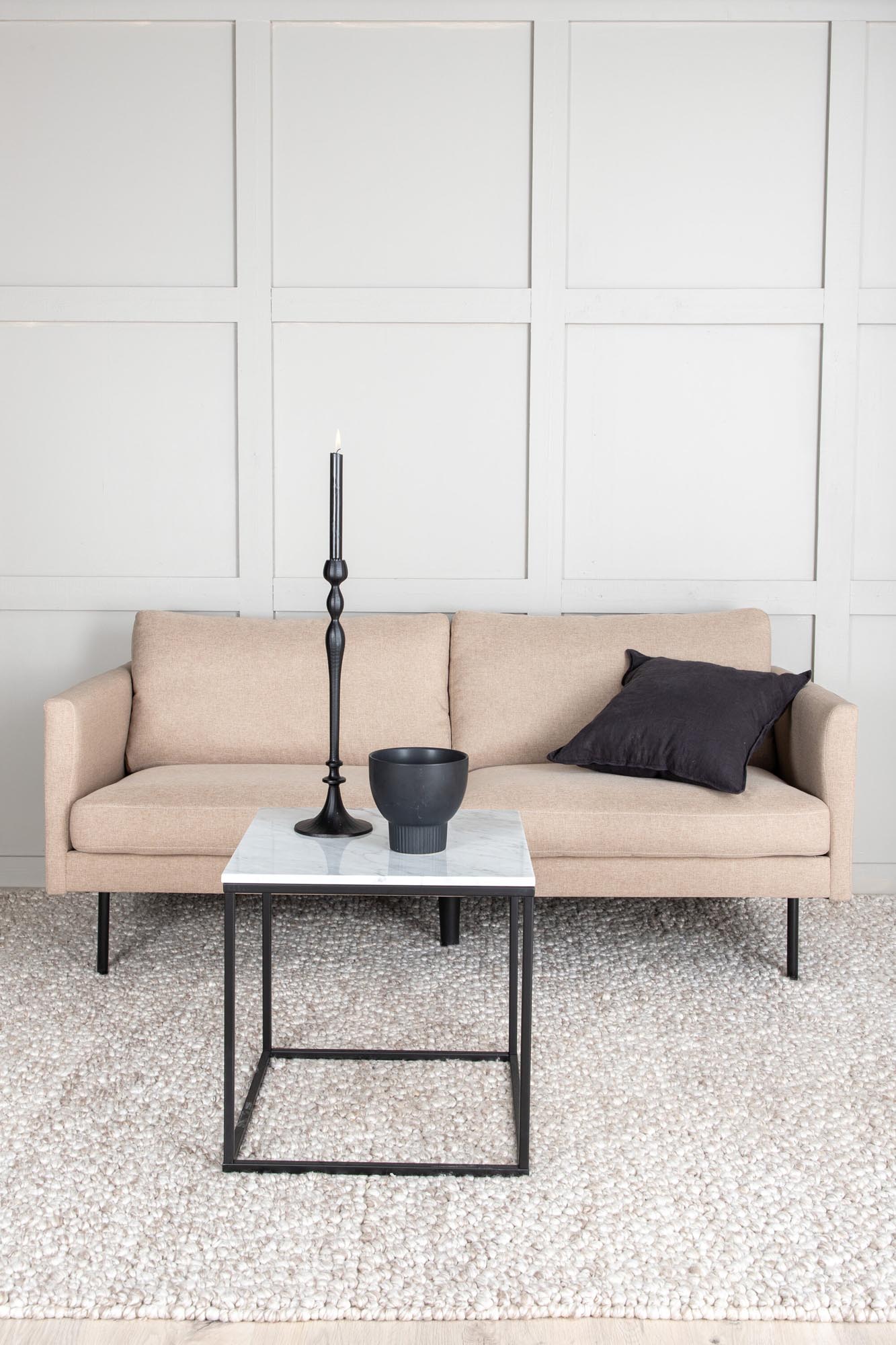 Zoom 2er Sofa von Venture Home: Luxuriöser Samt und nordische Eleganz für Ihr Zuhause. Ideal für stilvolle Wohnräume.