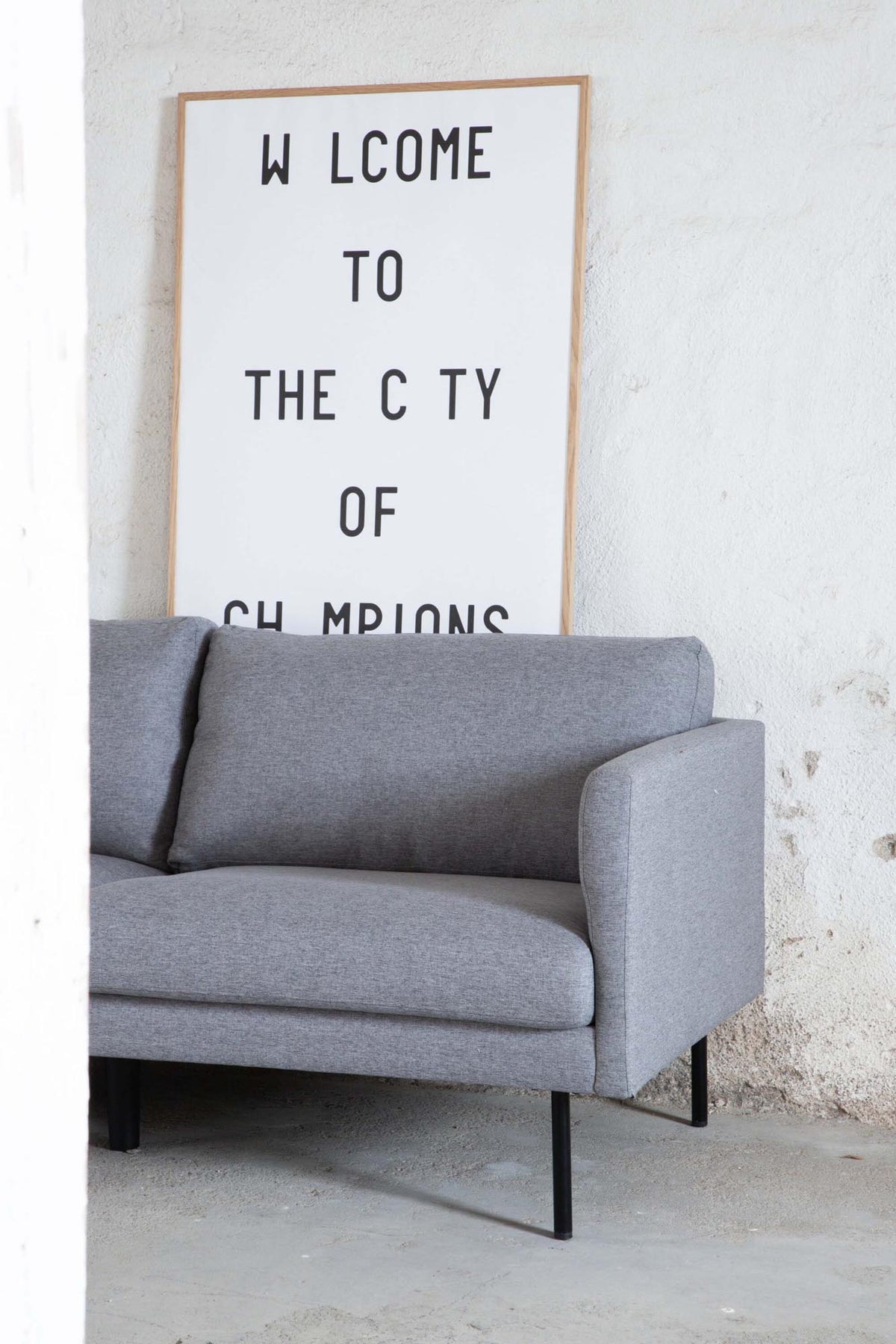 Zoom 3er Sofa in Grau präsentiert im Onlineshop von KAQTU Design AG. 3er Sofa ist von Venture Home