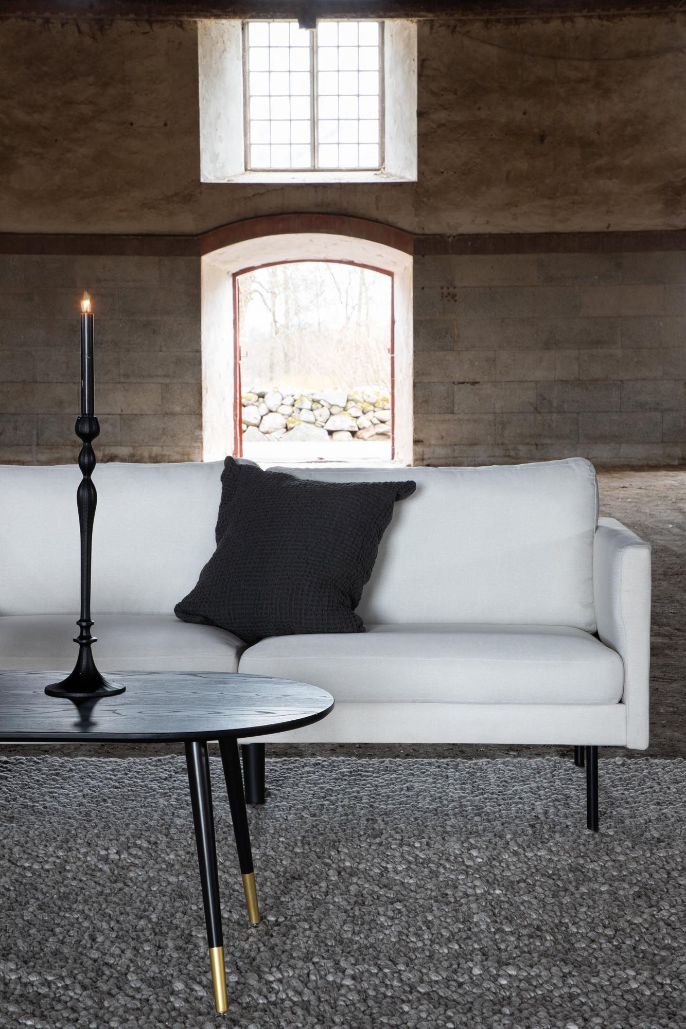 Elegantes 3er Sofa in Hellbeige, vereint Komfort und modernes skandinavisches Design. Pflegeleicht und ideal für gesellige Abende.