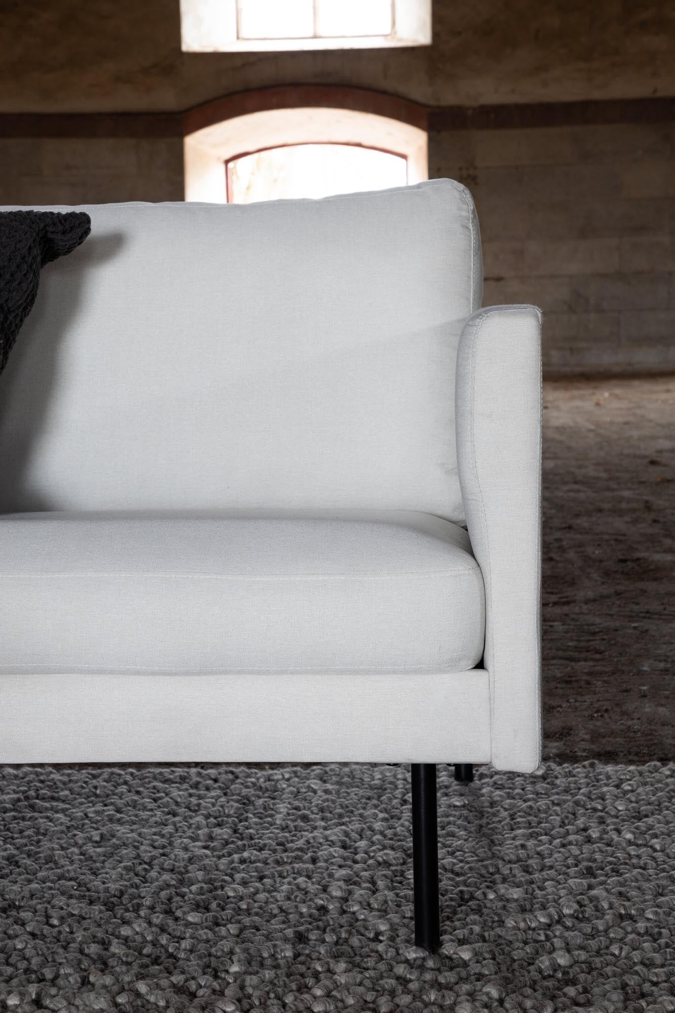 Luxuriöses 3er Sofa in sanftem Hellbeige, bietet stilvollen Komfort und skandinavische Eleganz. Perfekt für entspannte Stunden und gesellige Runden.