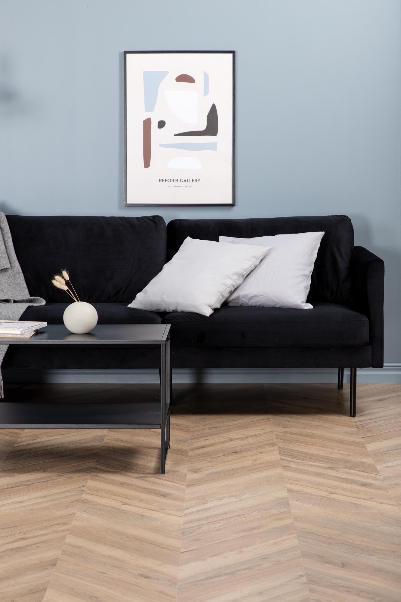 Elegantes Zoom 3er Sofa von Venture Home in Hellbeige: Stilvolles skandinavisches Design, weiche Samtoberfläche, ideal für modernes Wohnen.