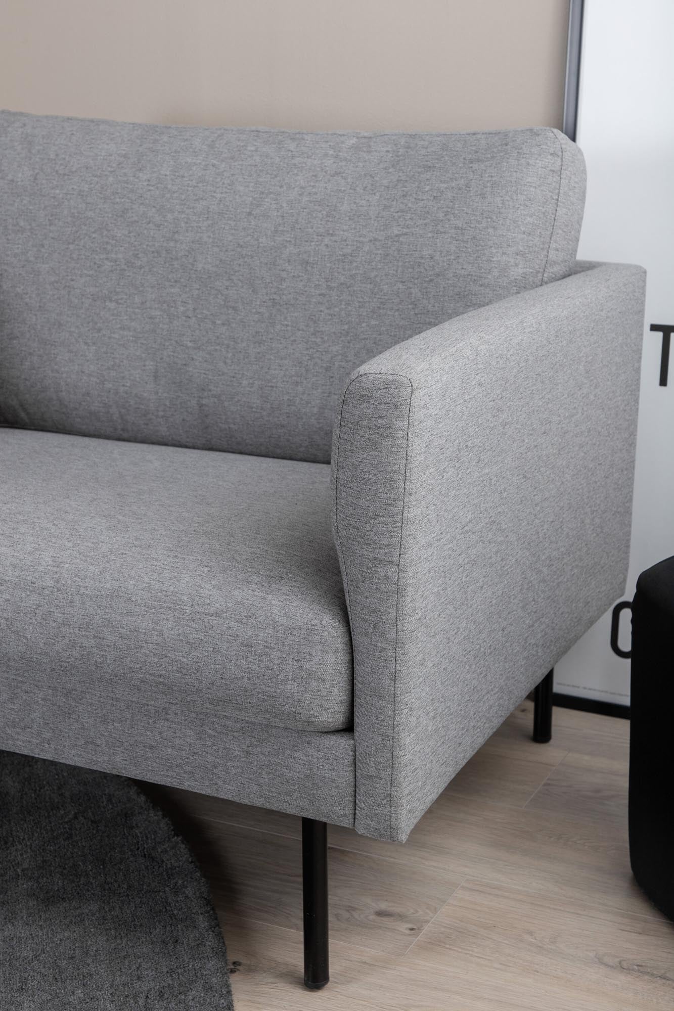 Entdecken Sie den Zoom Sessel von Venture Home: Luxuriöser Samt, skandinavisches Design und ultimativer Komfort für Ihr Zuhause.