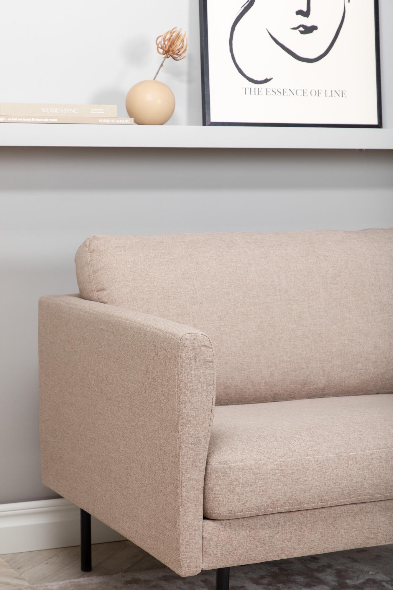 Entdecken Sie den Zoom Sessel von Venture Home: Elegantes Samt, skandinavische Ästhetik und optimaler Komfort für Ihr Zuhause.