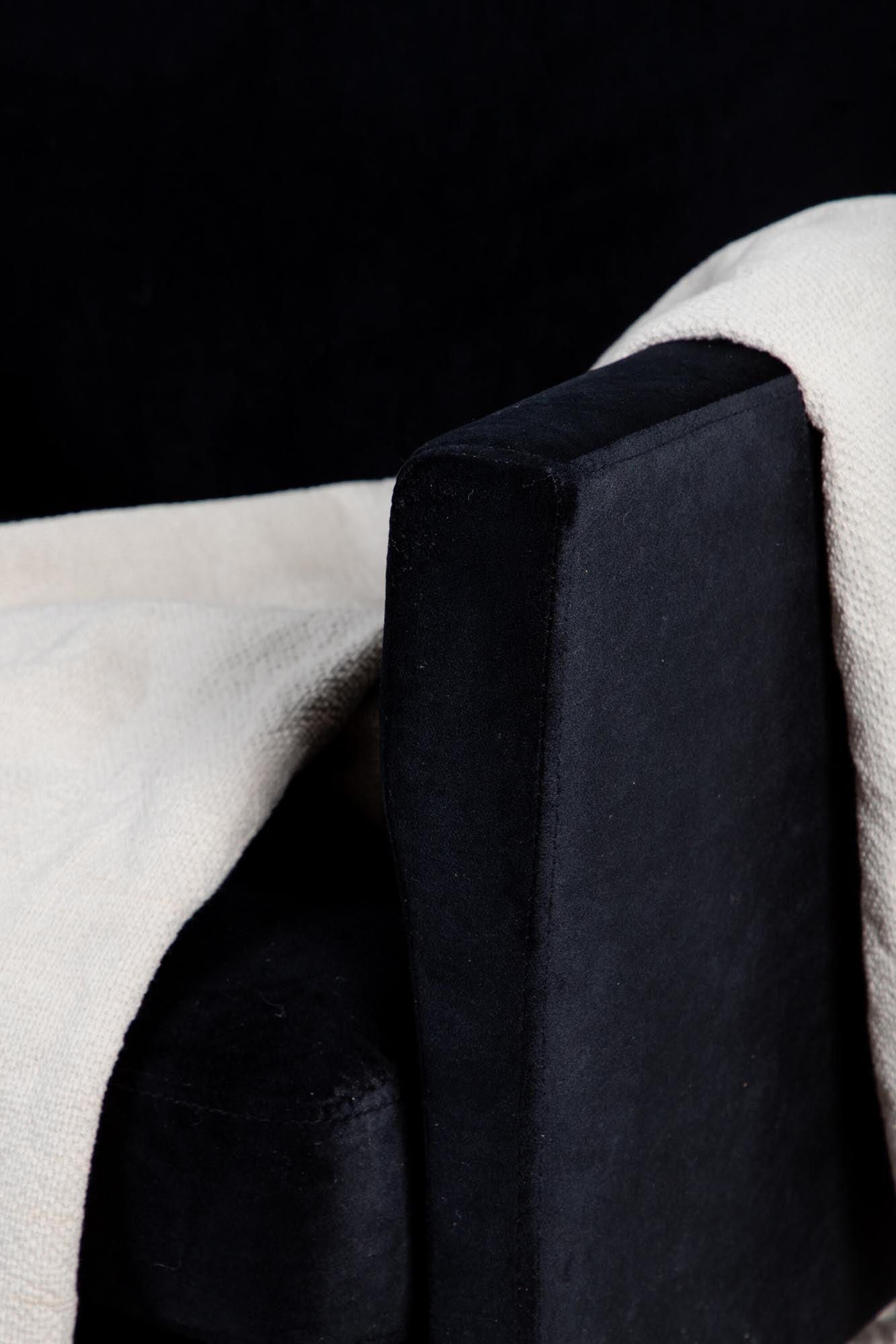 Eleganter Zoom Sessel von Venture Home, bezogen mit luxuriösem Samt. Ideal für stilvolle Entspannung und nordische Wohnakzente.