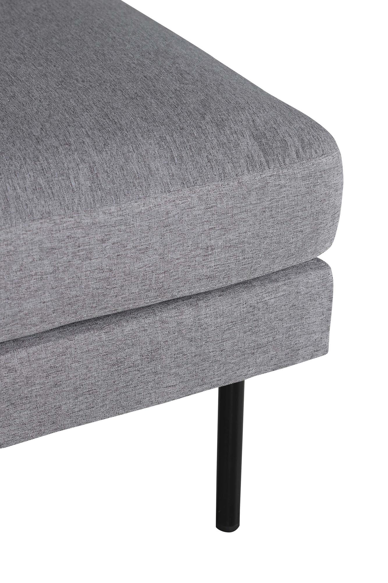 Erleben Sie den Zoom Ottoman von Venture Home: Luxuriöser Samt, stilvolles Design und vielseitig einsetzbar – ein elegantes Highlight für jedes Zuhause.