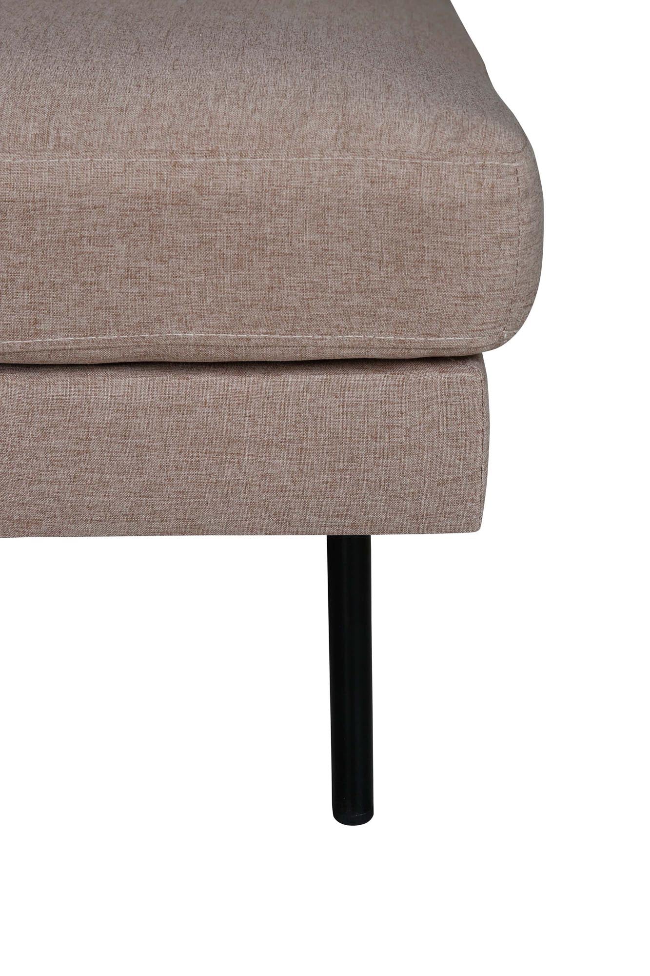 Entdecken Sie den Zoom Ottoman von Venture Home: Luxuriöser Samt, elegantes Design und vielseitige Einsatzmöglichkeiten für Ihr Zuhause.