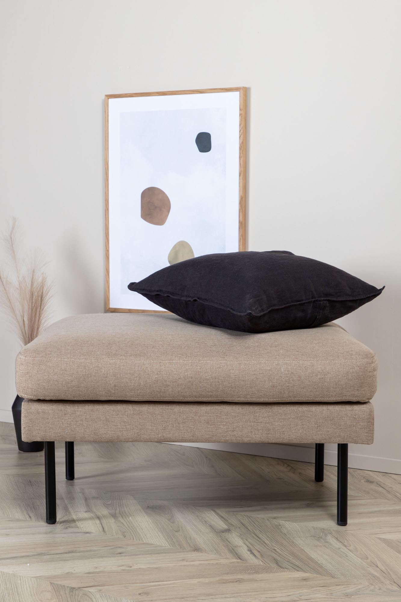 Entdecken Sie den Zoom Ottoman von Venture Home: Ein luxuriöser Samtpouf, der modernen Stil und vielseitige Nutzung vereint – perfekt für jedes Zuhause.