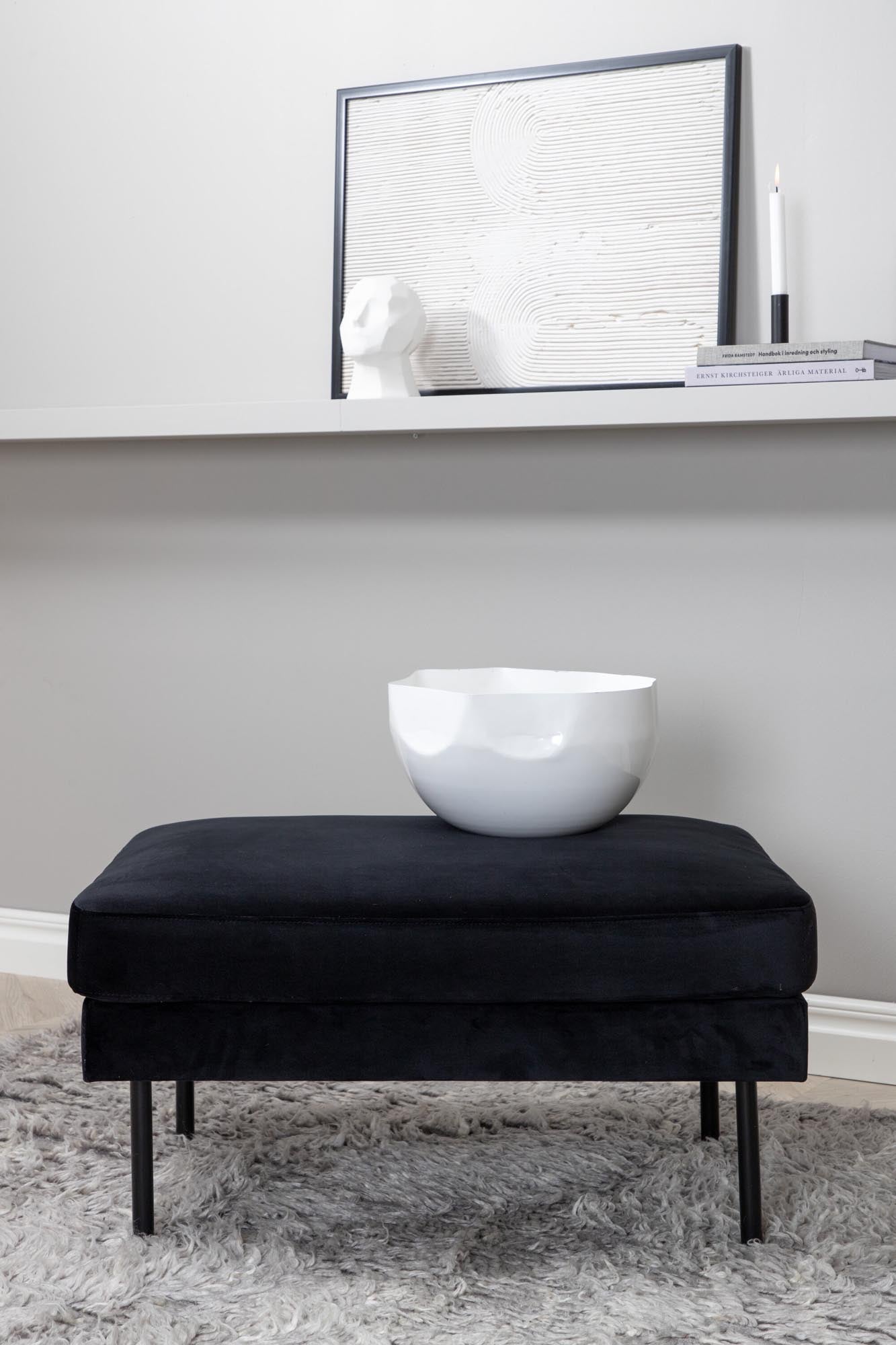 Entdecken Sie den Zoom Ottoman von Venture Home: Stilvolles, nordisches Design in edlem Samt, ideal als Sitzgelegenheit oder dekoratives Highlight.