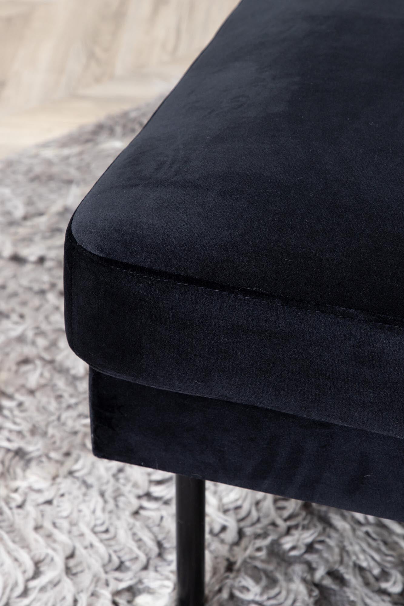 Eleganter Zoom Ottoman von Venture Home für zeitlose Wohnräume.