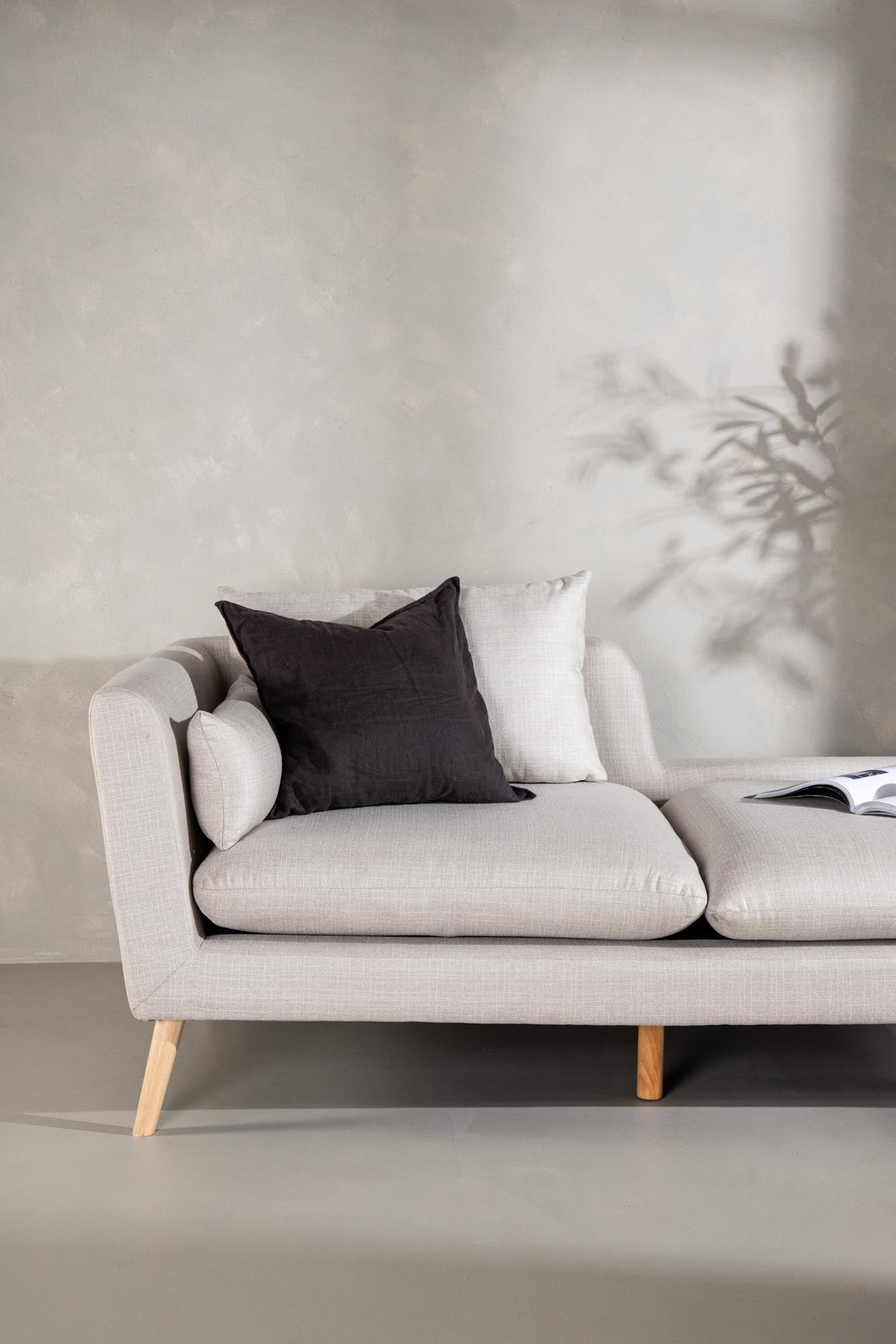 Entdecken Sie das Tacoma Sofa von Venture Home: stilvolles nordisches Design, erstklassige Materialien und ultimativer Komfort für Ihr Zuhause.