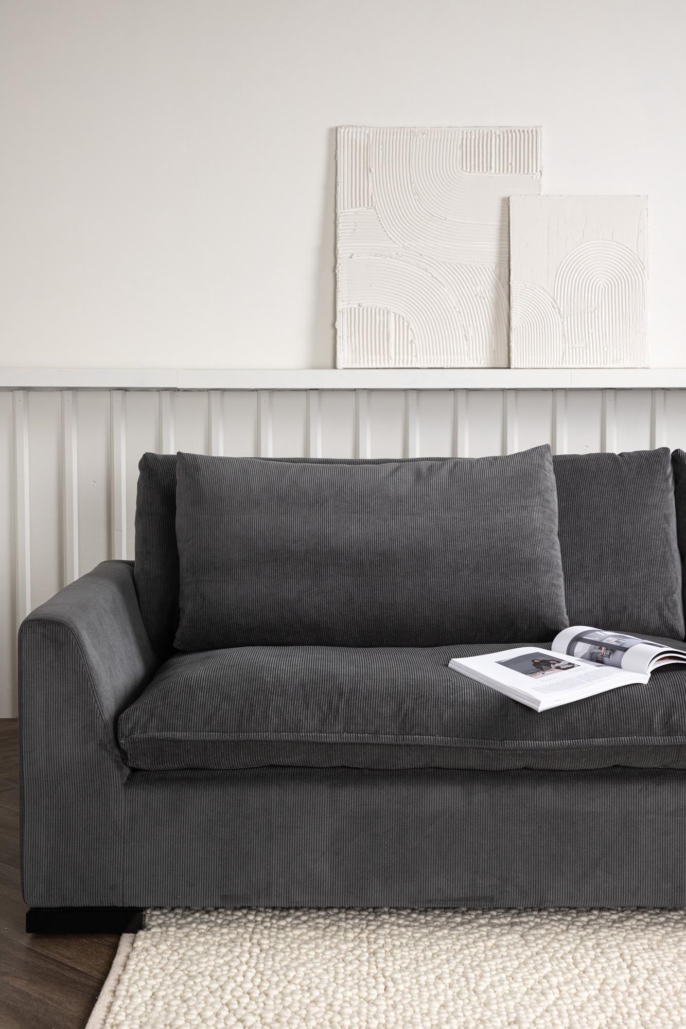 Entdecken Sie das Durham Sofa von Venture Home: Ein elegantes 50er-Jahre-Design in dunkelgrauem Manchester-Stoff, das Komfort und Stil vereint.