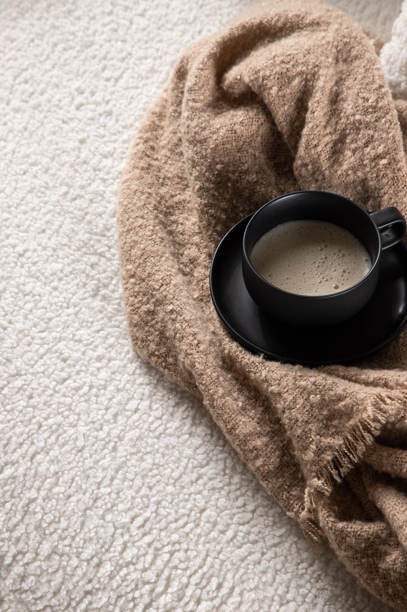 Entdecken Sie das Kelso 2-Sitzer Sofa von Venture Home: Elegantes Design, gemütlicher Teddystoff und harmonische Formen für Ihr stilvolles Wohnzimmer.