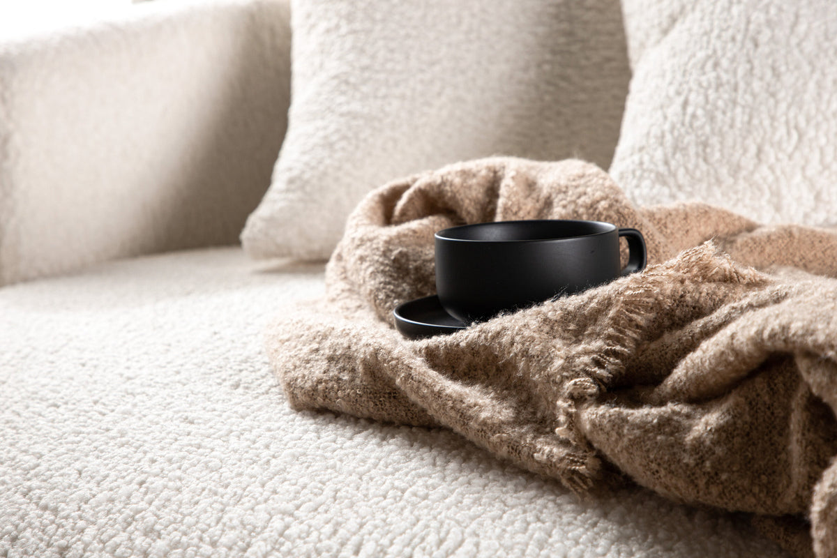 Kelso 2 Sitzer Sofa in Weiss präsentiert im Onlineshop von KAQTU Design AG. 2er Sofa ist von Venture Home