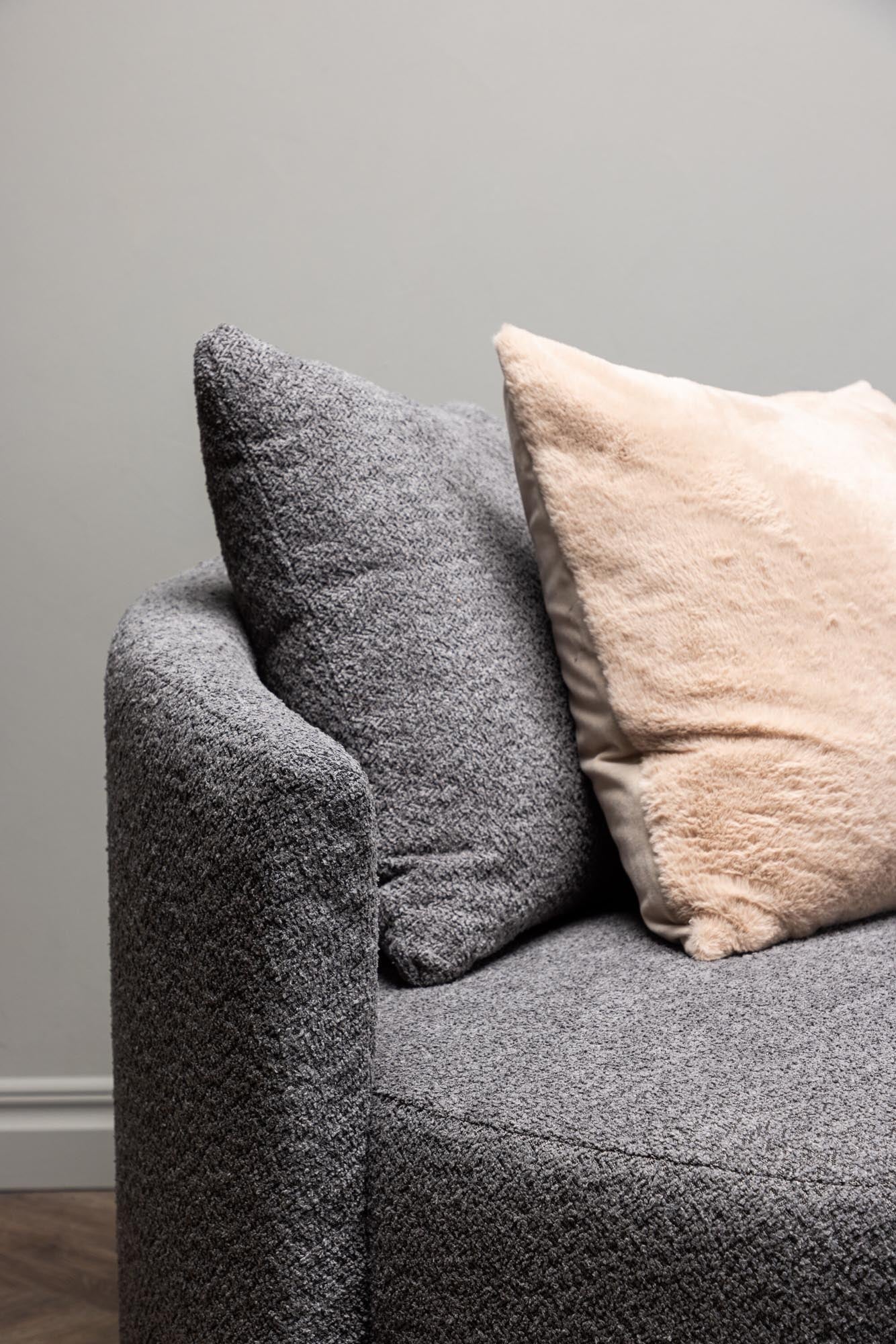 Elegantes Kelso 2-Sitzer Sofa in weichem Teddystoff, ideal für stilvolle Wohnzimmer. Inklusive Kissen für zusätzlichen Komfort.