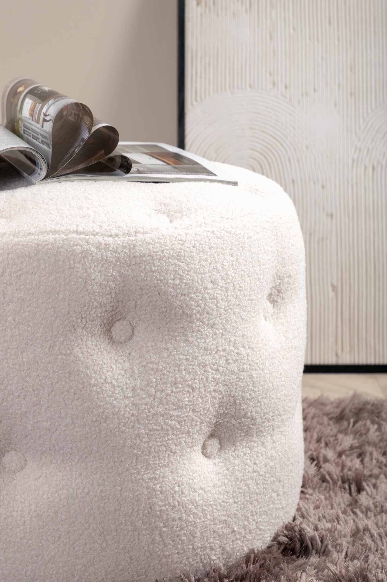 Entdecken Sie den stilvollen Benjamin Ottoman / Pouf von Venture Home in sanftem Beige. Ideal als Sitzgelegenheit oder Fußhocker, vereint er Komfort und Eleganz.