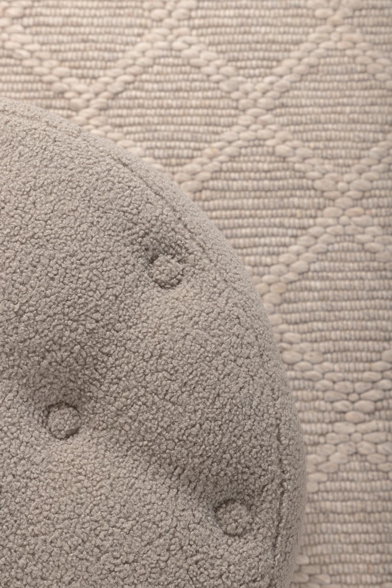 Der Benjamin Ottoman / Pouf von Venture Home kombiniert luxuriösen Teddystoff mit elegantem Design. Ideal als stilvolles Accessoire und bequeme Sitzgelegenheit.