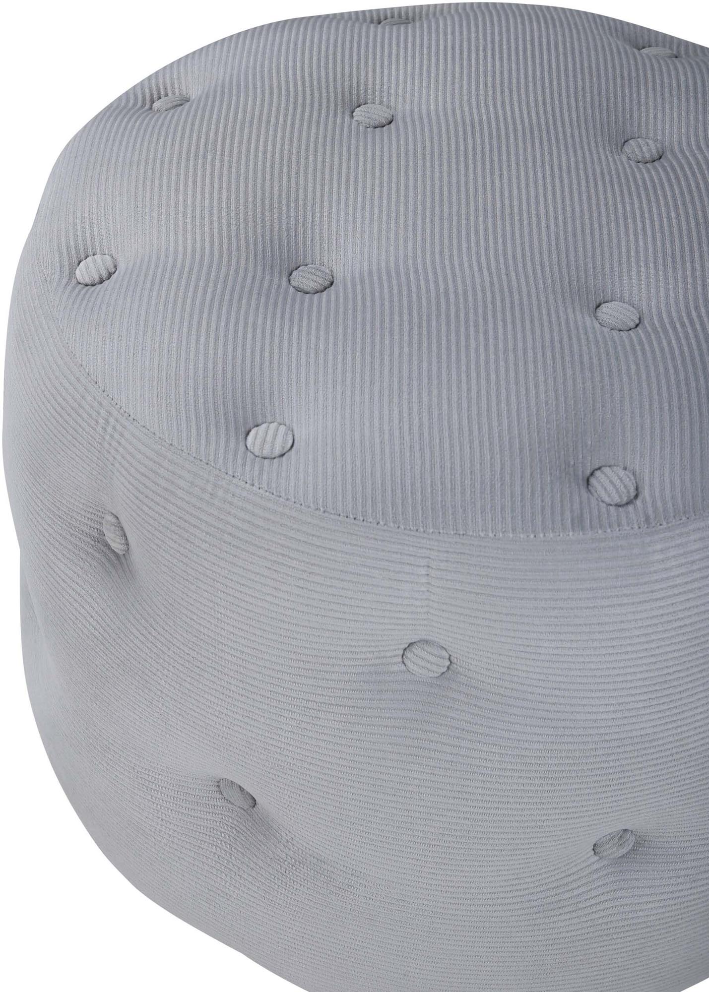 Der Benjamin Ottoman / Pouf von Venture Home ist ein elegantes Möbelstück aus luxuriösem Teddystoff, das Komfort und Stil vereint. Ideal als Sitzgelegenheit oder Fußhocker.