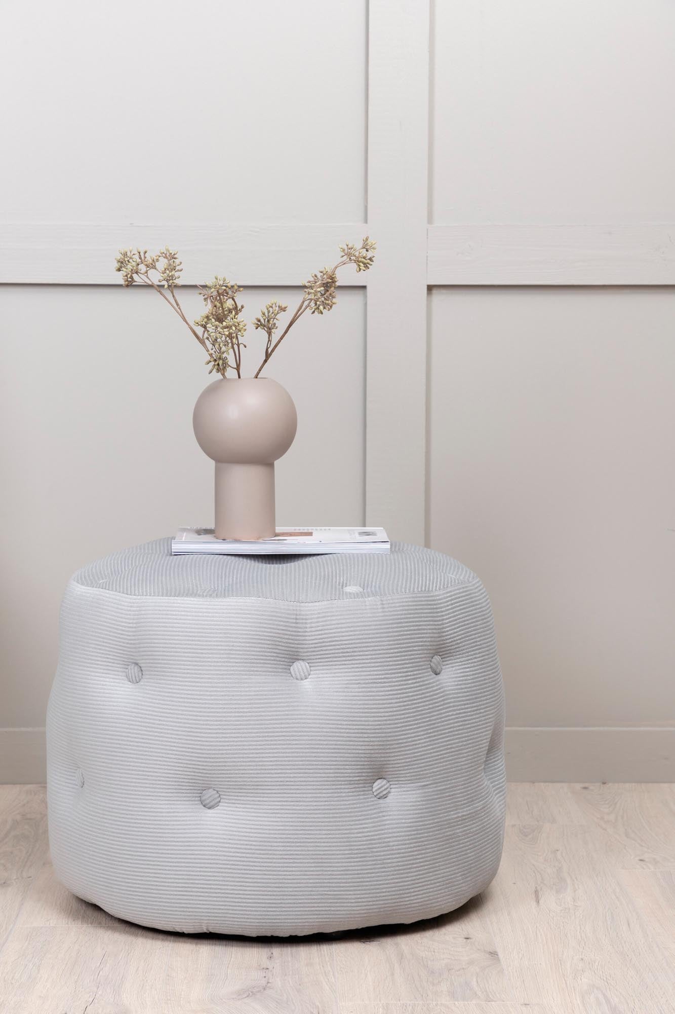 Entdecken Sie den stilvollen Benjamin Ottoman / Pouf von Venture Home in sanftem Beige. Ideal als Sitzgelegenheit oder Fußhocker, vereint er Komfort und Eleganz.