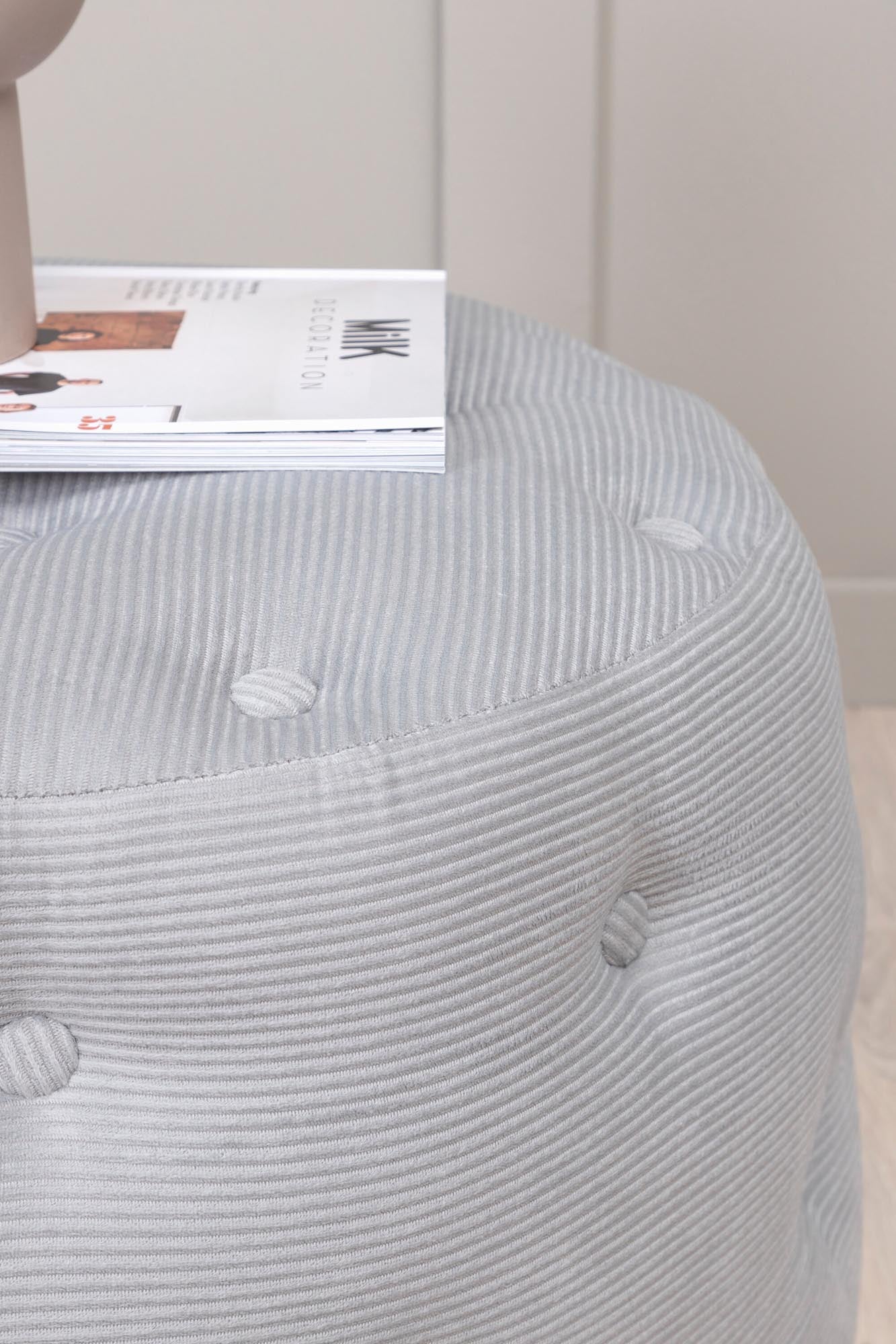 Der Benjamin Ottoman / Pouf von Venture Home kombiniert luxuriösen Teddystoff mit elegantem Design. Ideal für jeden Raum als stilvolles Accessoire.