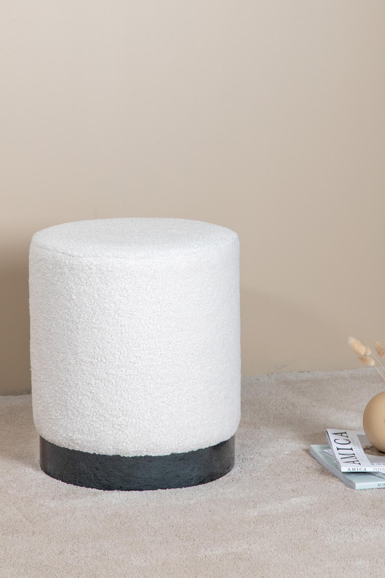 Benji Ottoman von Venture Home: Eleganter Pouf aus weichem Teddystoff, vielseitig einsetzbar und perfekt für jeden Wohnstil.