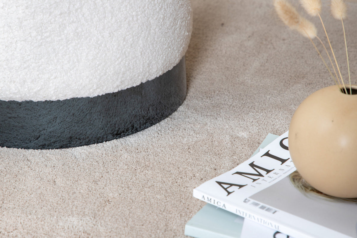Benji Ottoman / Pouf in Weiss präsentiert im Onlineshop von KAQTU Design AG. Pouf ist von Venture Home