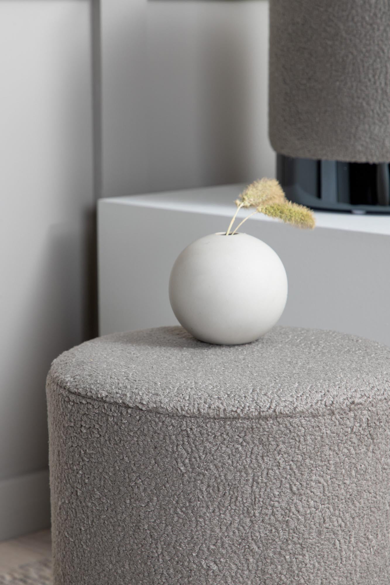 Benji Ottoman: Moderner Pouf in Beige für vielseitige Wohnräume.