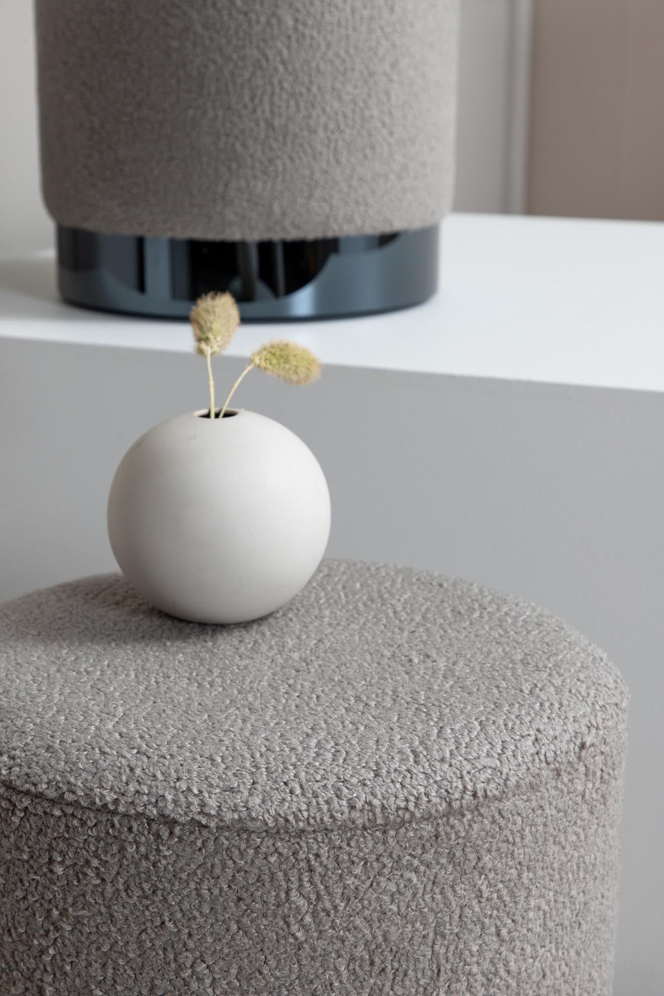 Benji Pouf von Venture Home: Stilvoller, zylinderförmiger Hocker aus Teddystoff, ideal für Komfort und Eleganz in jedem Raum.