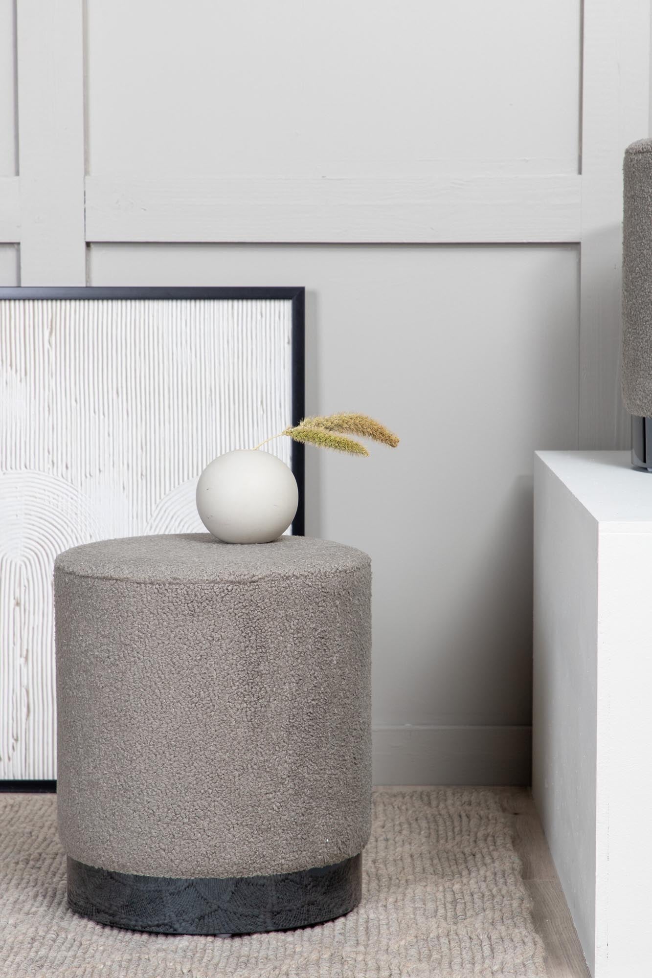 Benji Ottoman von Venture Home: Eleganter Pouf aus weichem Teddystoff, vielseitig einsetzbar und perfekt für jeden Wohnstil.