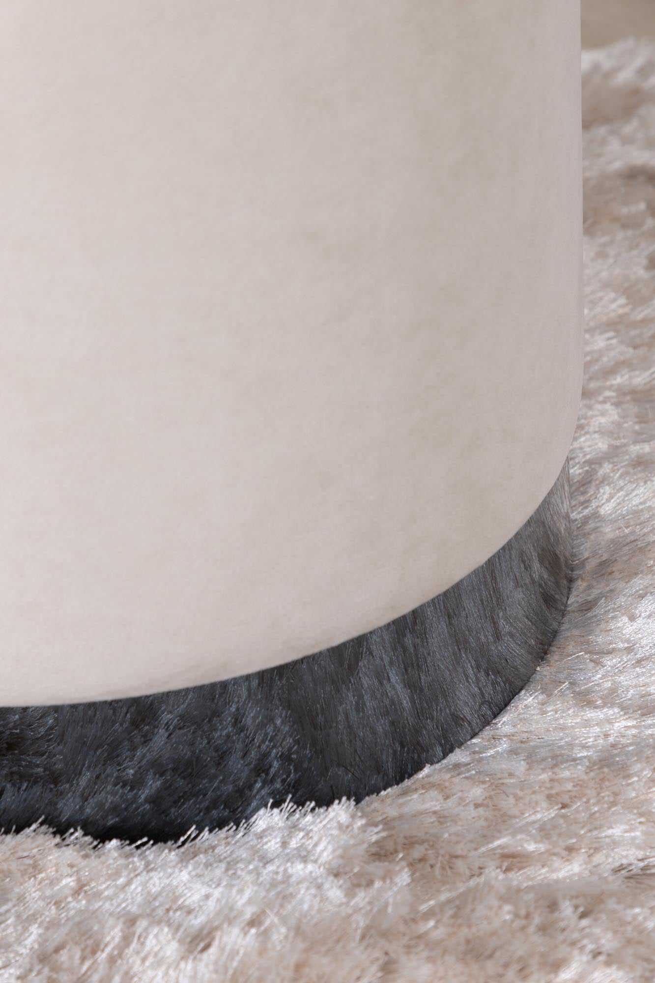 Benji Pouf von Venture Home: Eleganter, zylinderförmiger Hocker aus Teddystoff, ideal für Komfort und stilvolle Akzente in jedem Raum.
