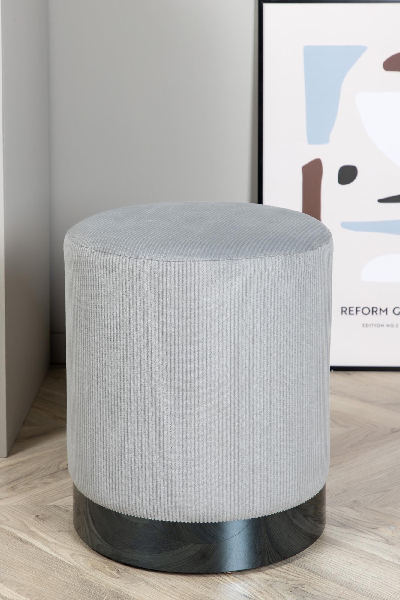 Benji Ottoman von Venture Home: Stilvoller Pouf aus luxuriösem Teddystoff, perfekt als Sitzgelegenheit oder dekoratives Element.