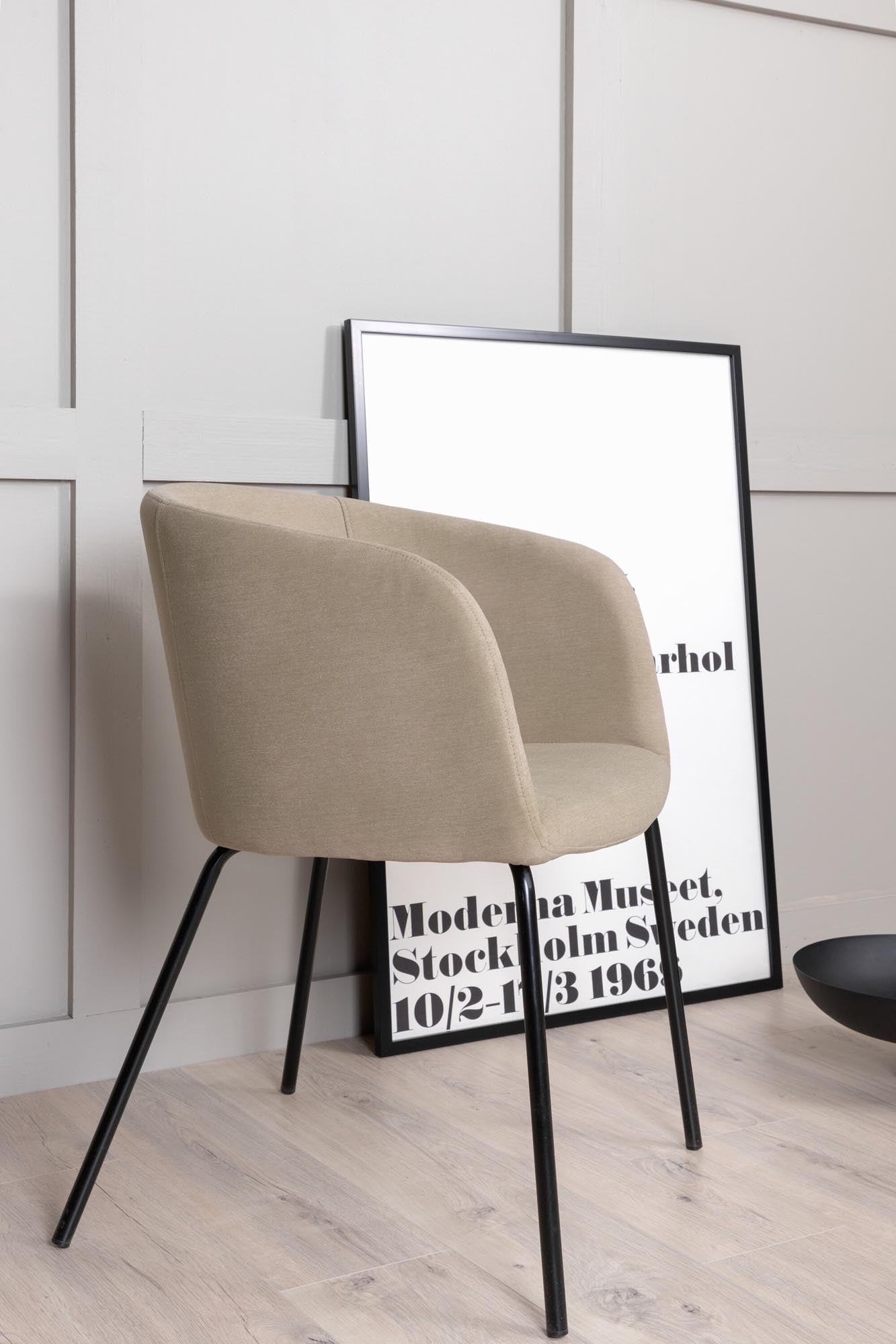 Eleganter Berit Stuhl von Venture Home in stilvollem Design.