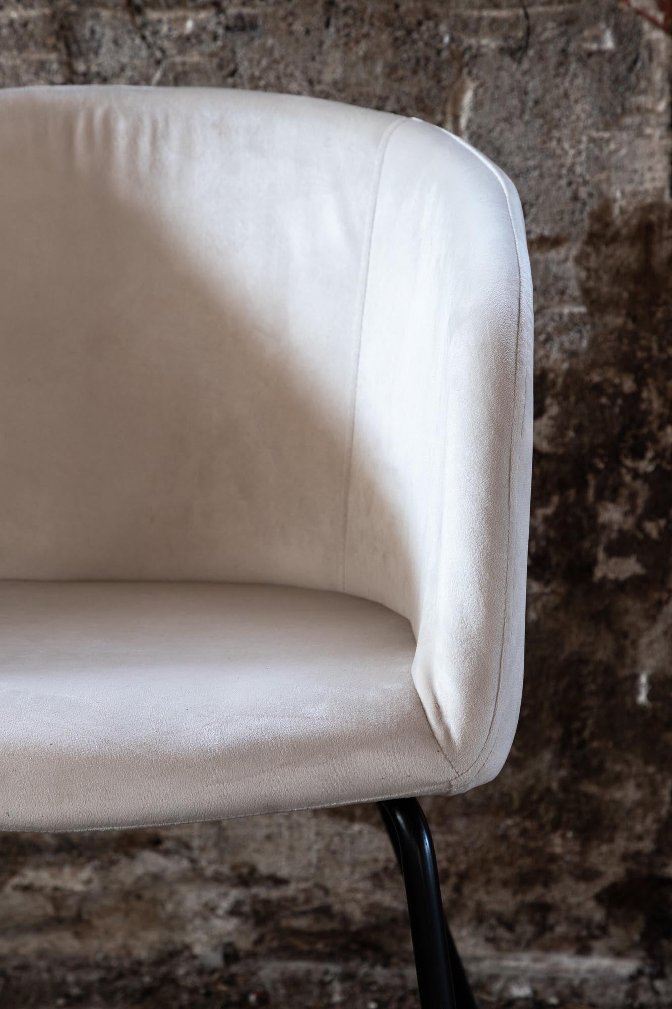 Berit Stuhl von Venture Home: Stilvoller, beiger Esszimmerstuhl aus hochwertigem Polyesterleinen für einladende Abende.