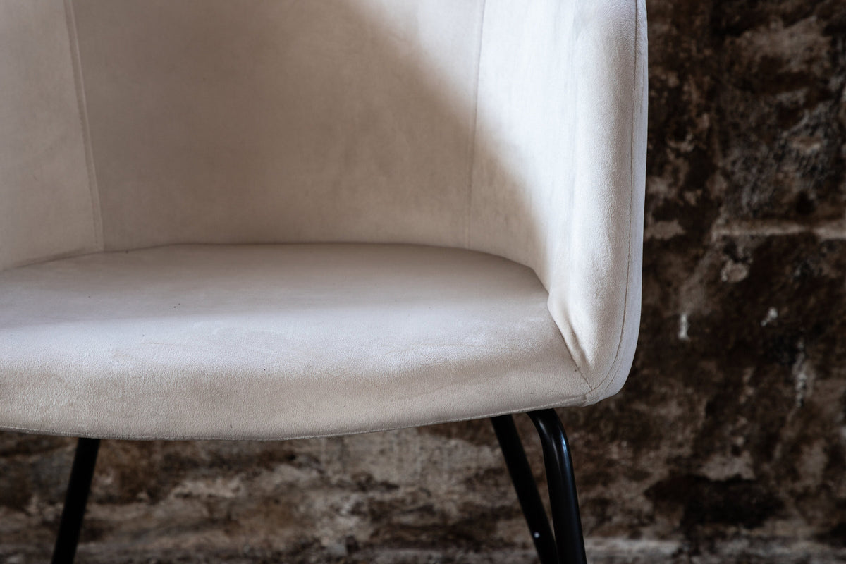 Berit Stuhl in Beige präsentiert im Onlineshop von KAQTU Design AG. Schalenstuhl mit Armlehne ist von Venture Home