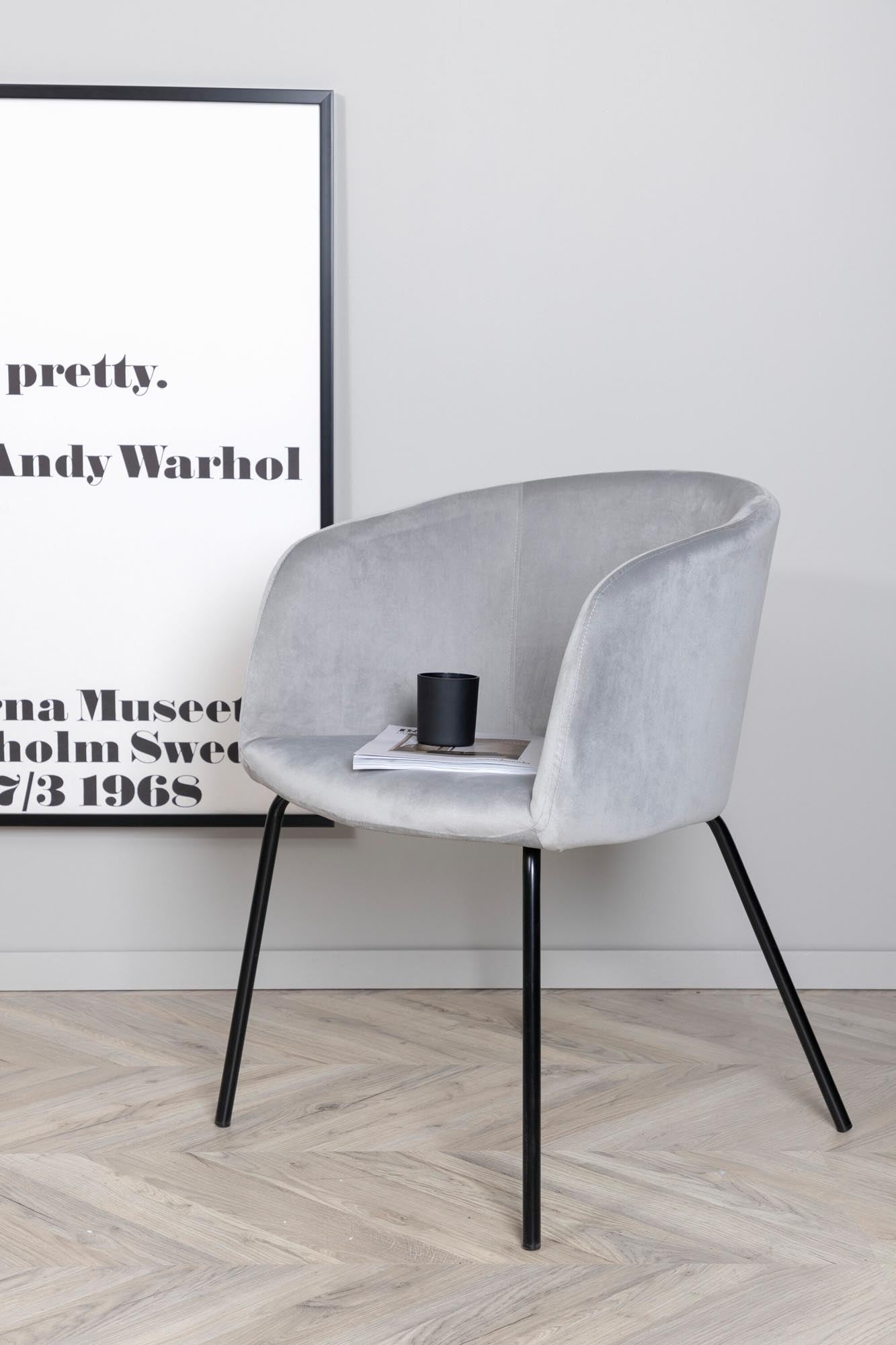 Berit Stuhl von Venture Home: Stilvoller, beiger Esszimmerstuhl aus hochwertigem Polyesterleinen, der Komfort und Eleganz vereint.