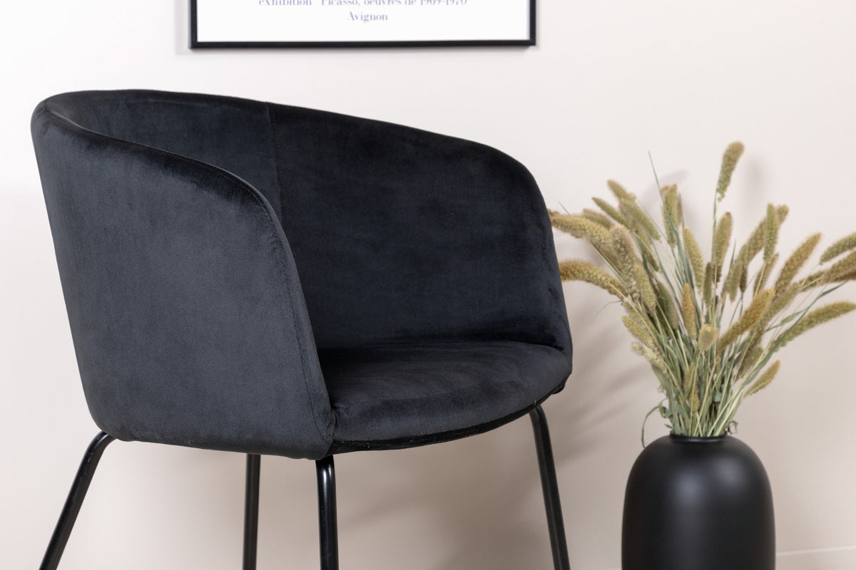 Berit Stuhl in Schwarz präsentiert im Onlineshop von KAQTU Design AG. Schalenstuhl mit Armlehne ist von Venture Home