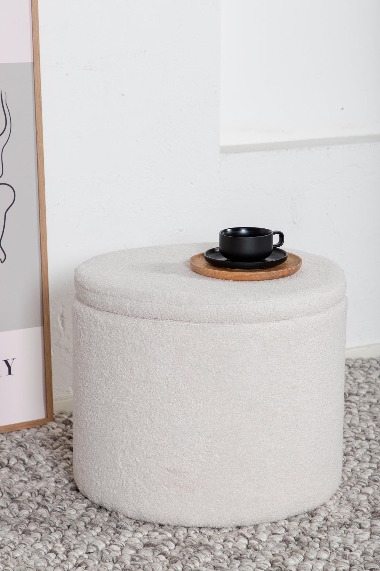 Stylischer Dunken Pouf von Venture Home in elegantem Beigeton. Ideal als Sitzgelegenheit und für versteckten Stauraum in jedem Raum.